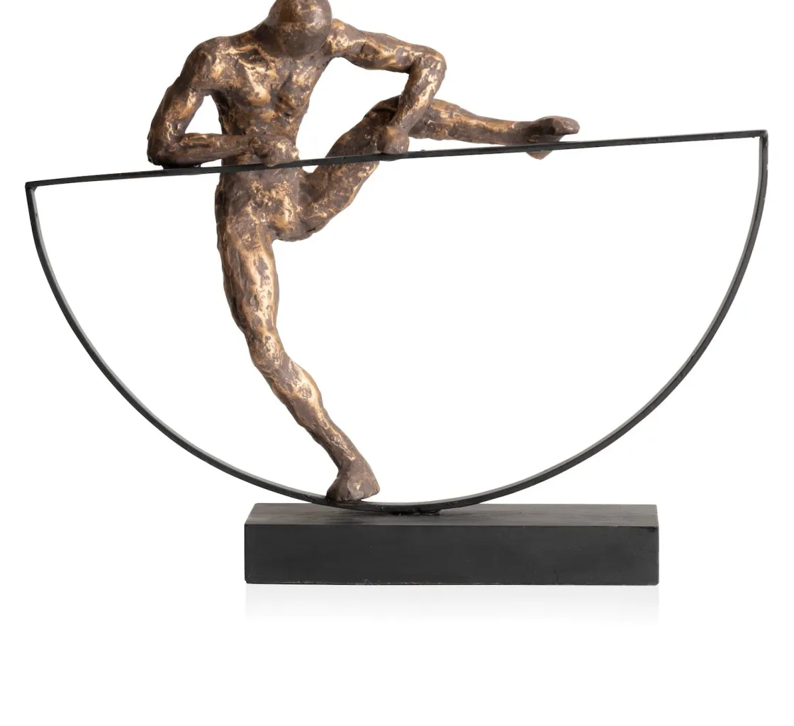 XOOON Climbing beeld (H33cm) in de kleur Goud - COCOmaison^ Woonaccessoires
