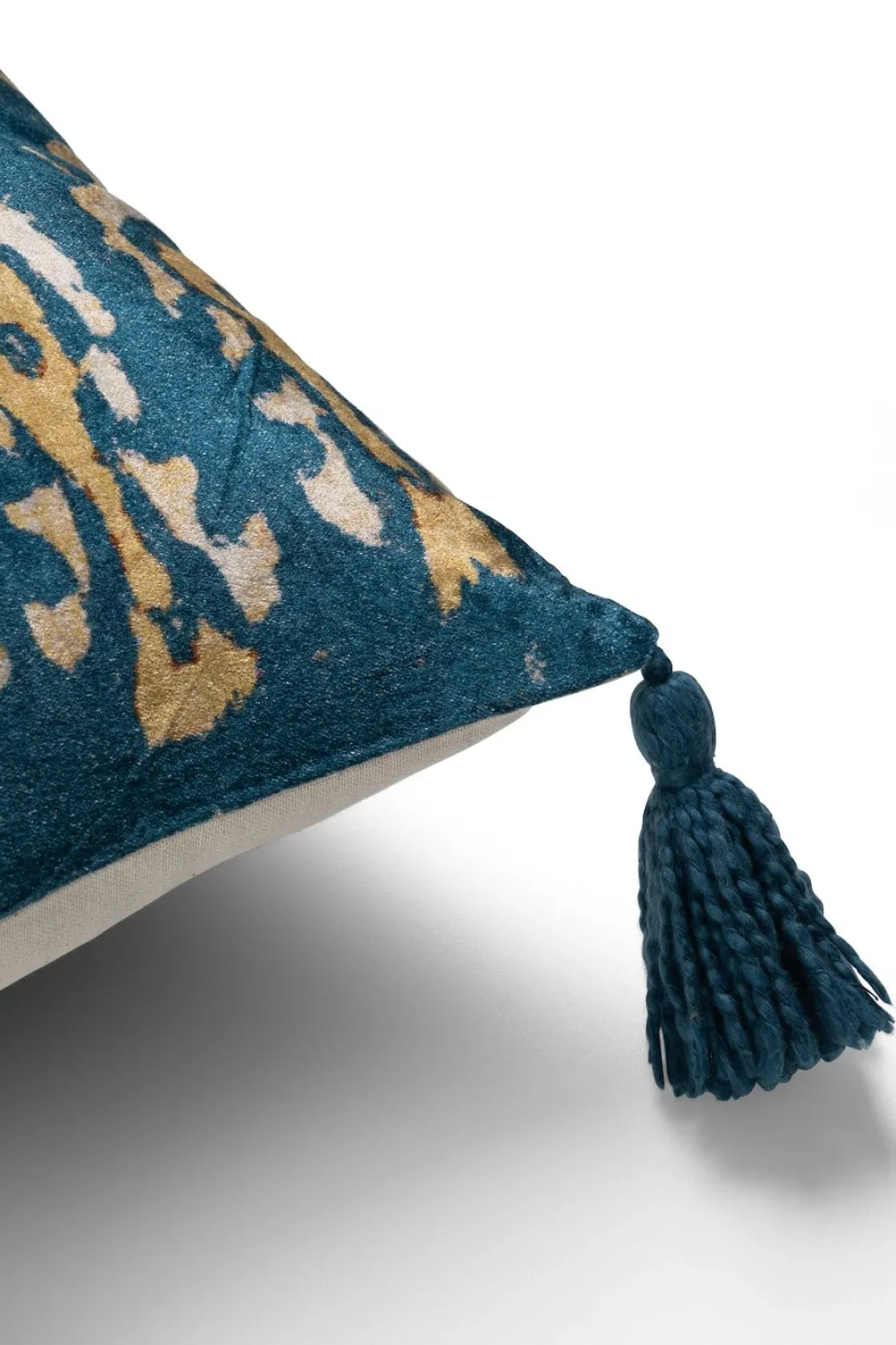 XOOON Daisy kussen 40x60cm in kleur Blauw shop je bij COCOmaison^ Woonaccessoires
