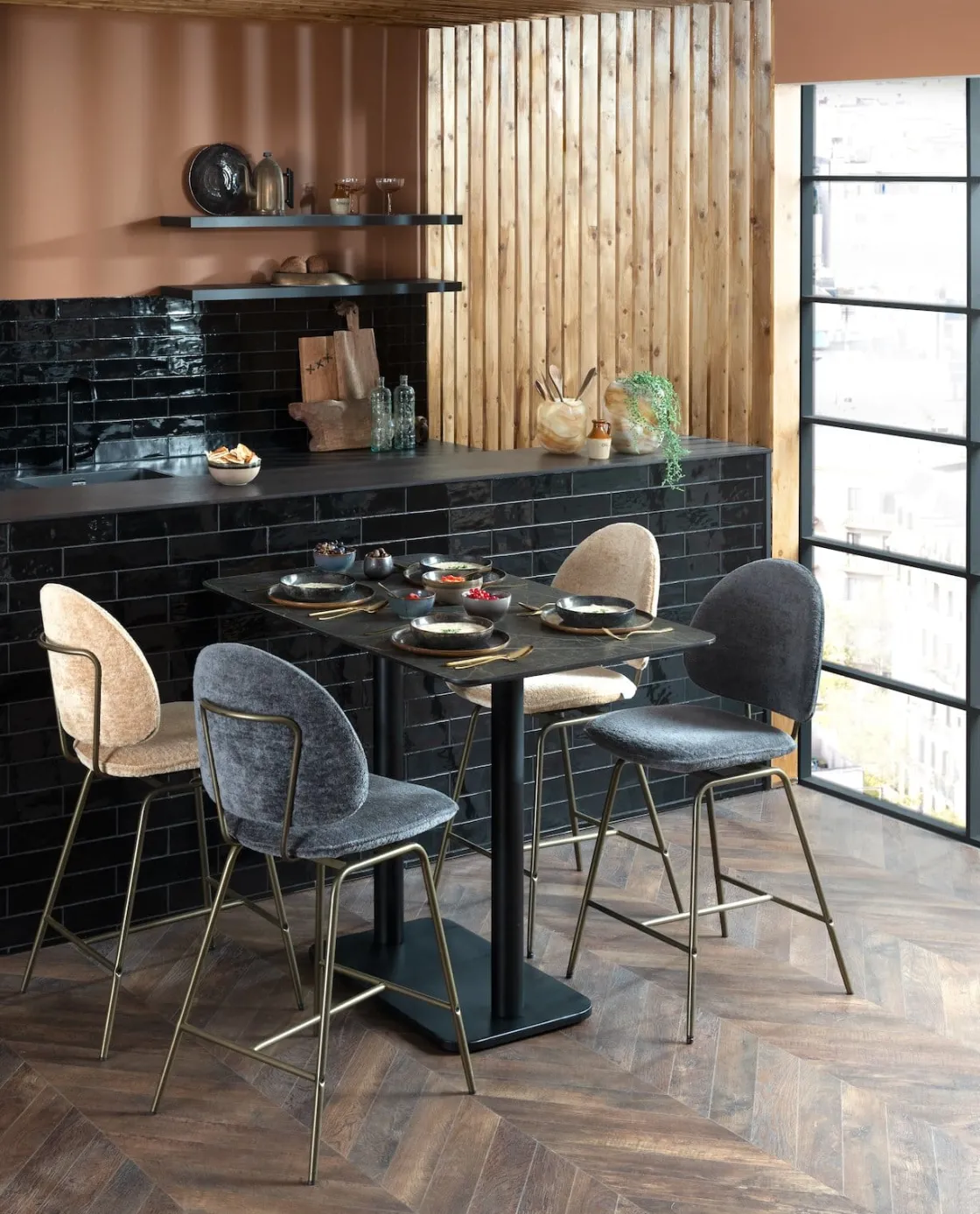 XOOON Kjel barstoel - champagne frame in de kleur Antraciet^ Woonaccessoires|Barkrukken En Barstoelen