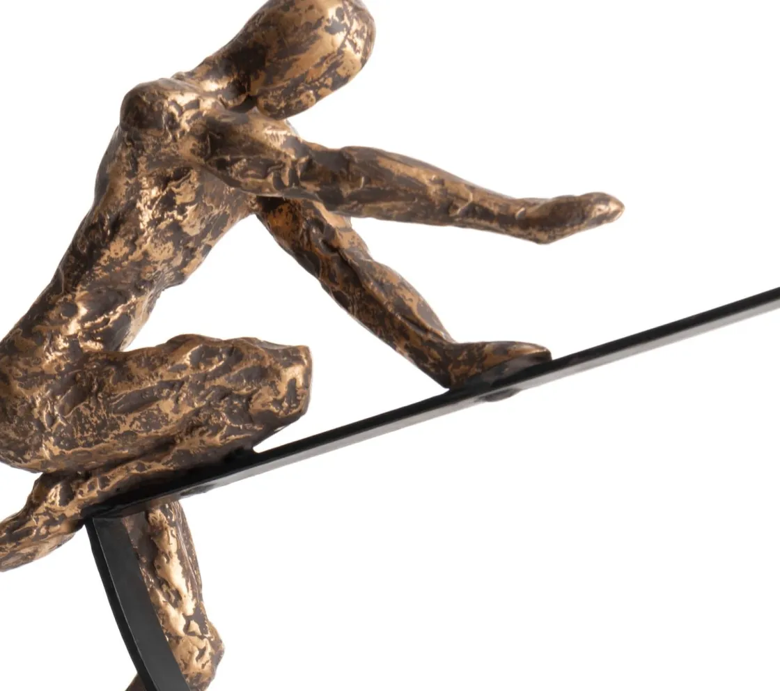 XOOON Pushing beeld (H33cm) in de kleur Goud - COCOmaison^ Woonaccessoires