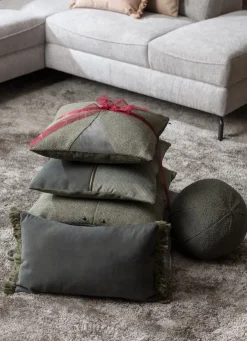 XOOON Timeless Mila kussen 30x50cm in de kleur Olijf - COCOmaison^ Woonaccessoires