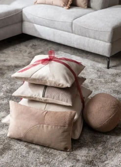 XOOON Timeless Scott kussen dia 25cm in de kleur Camel - COCOmaison^ Woonaccessoires
