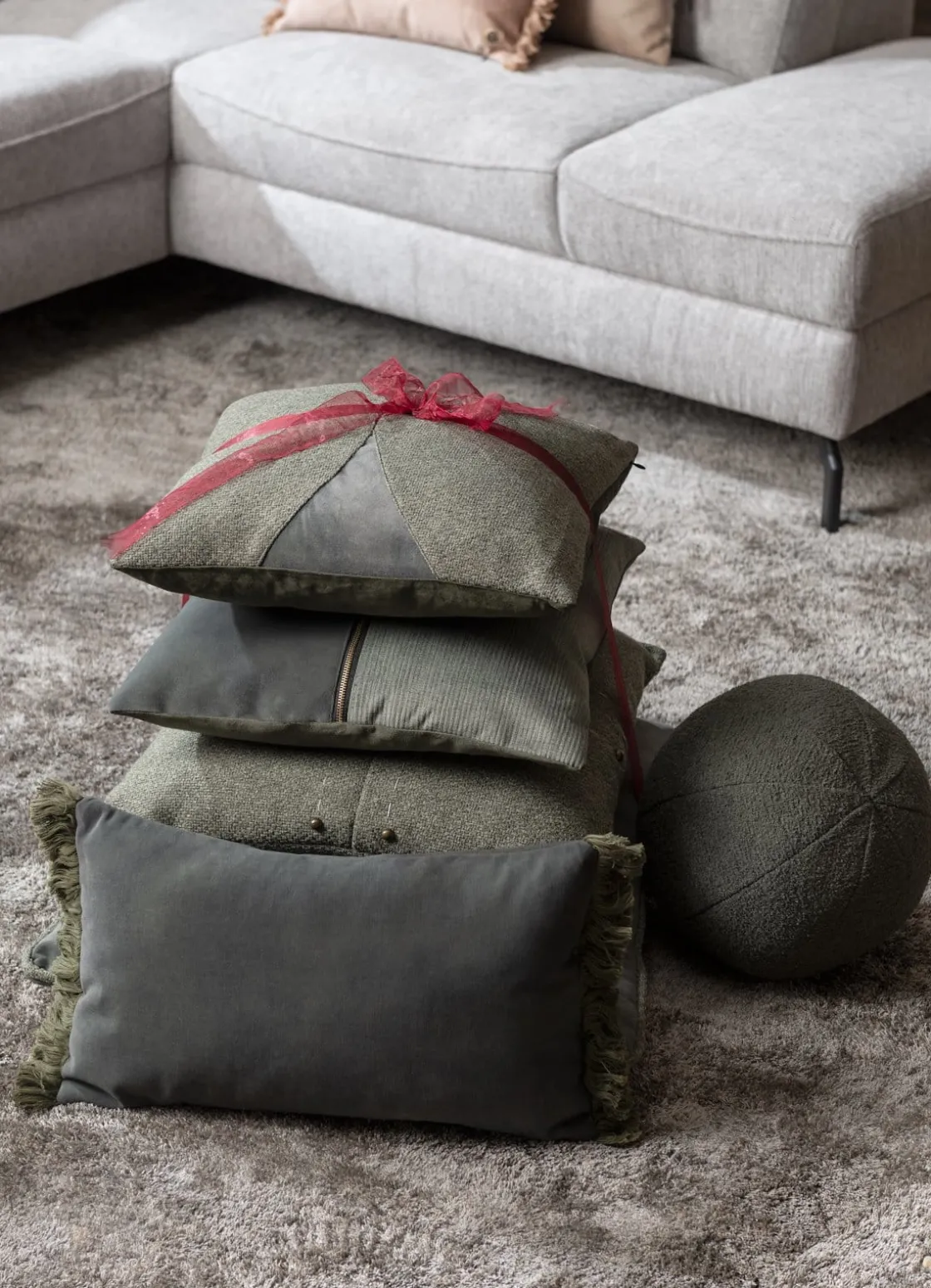 XOOON Timeless Sean kussen 60x60cm in de kleur Olijf - COCOmaison^ Woonaccessoires