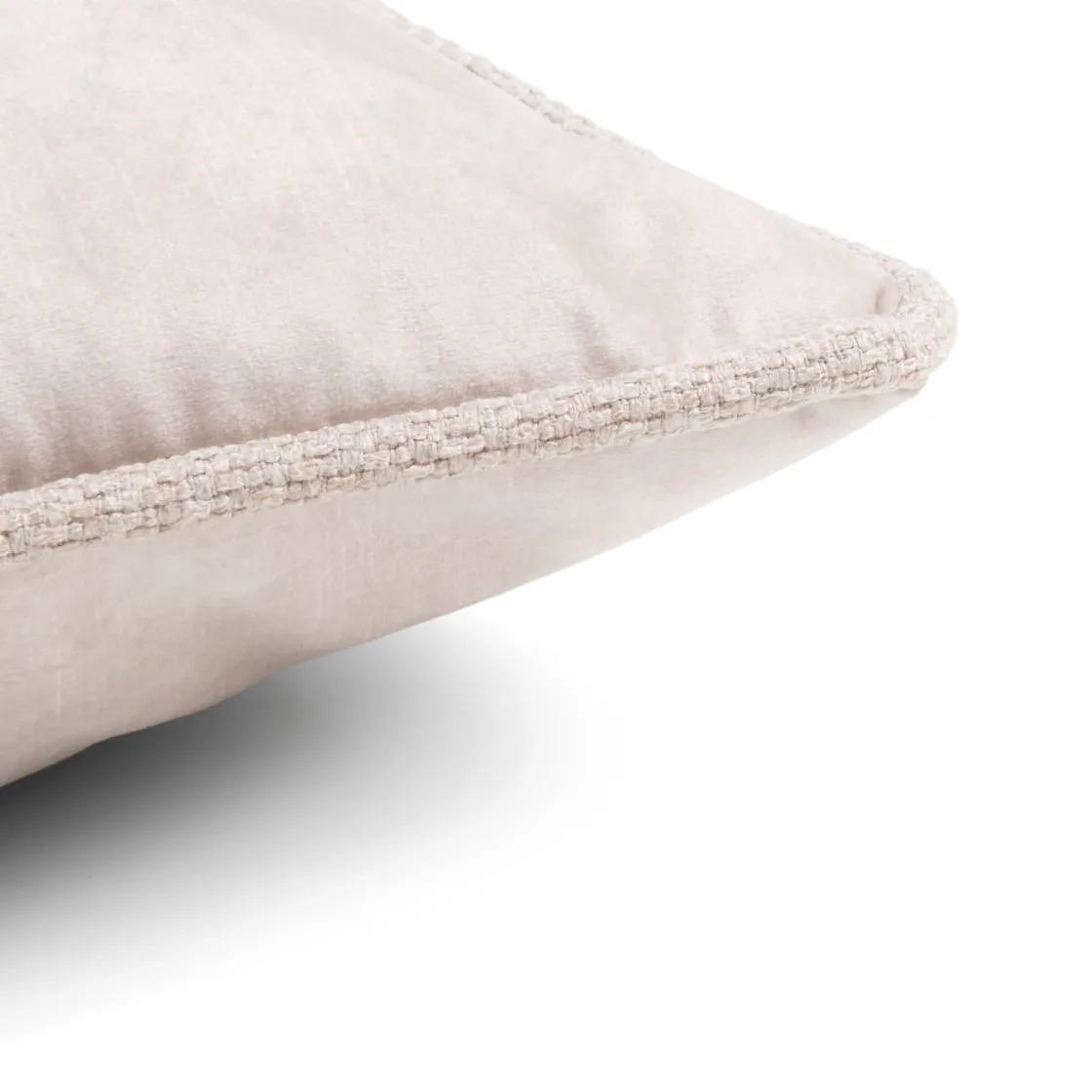 XOOON Timeless Sean kussen 60x60cm in de kleur Beige - COCOmaison^ Woonaccessoires