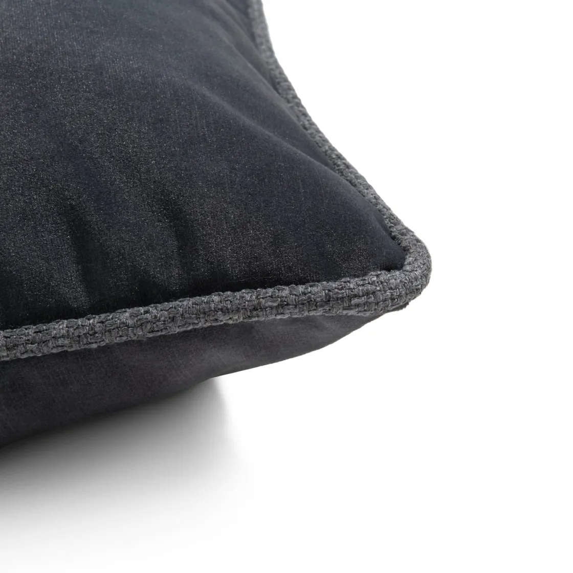 XOOON Timeless Sean kussen 60x60cm in de kleur Antraciet - COCOmaison^ Woonaccessoires