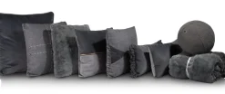 XOOON Timeless Sean kussen 60x60cm in de kleur Antraciet - COCOmaison^ Woonaccessoires